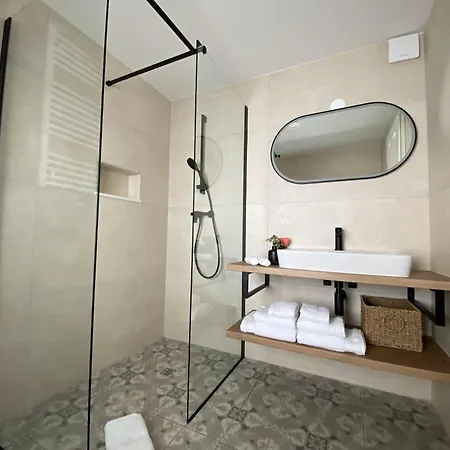 Ami's House Castle View Apartment