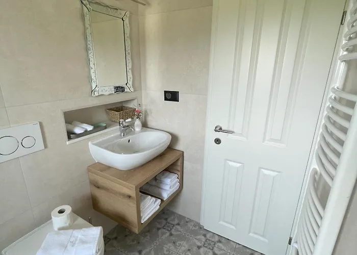 Ami's House Castle View Apartma